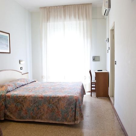 Hotel Latini Rimini Buitenkant foto
