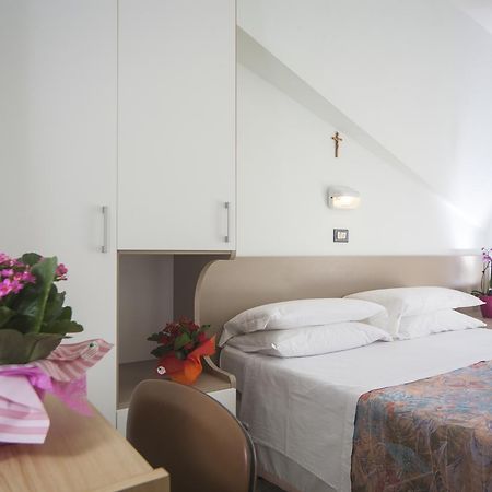 Hotel Latini Rimini Buitenkant foto