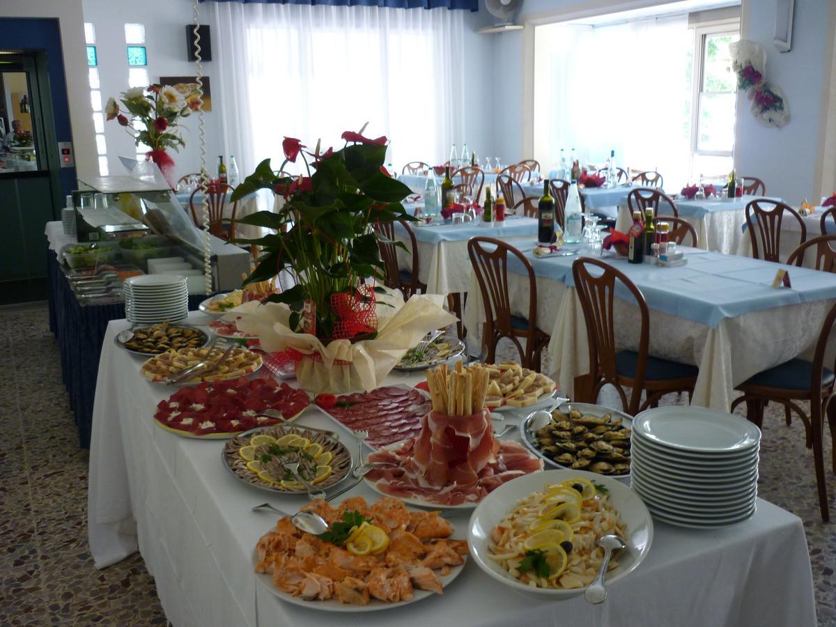 Hotel Latini Rimini Buitenkant foto