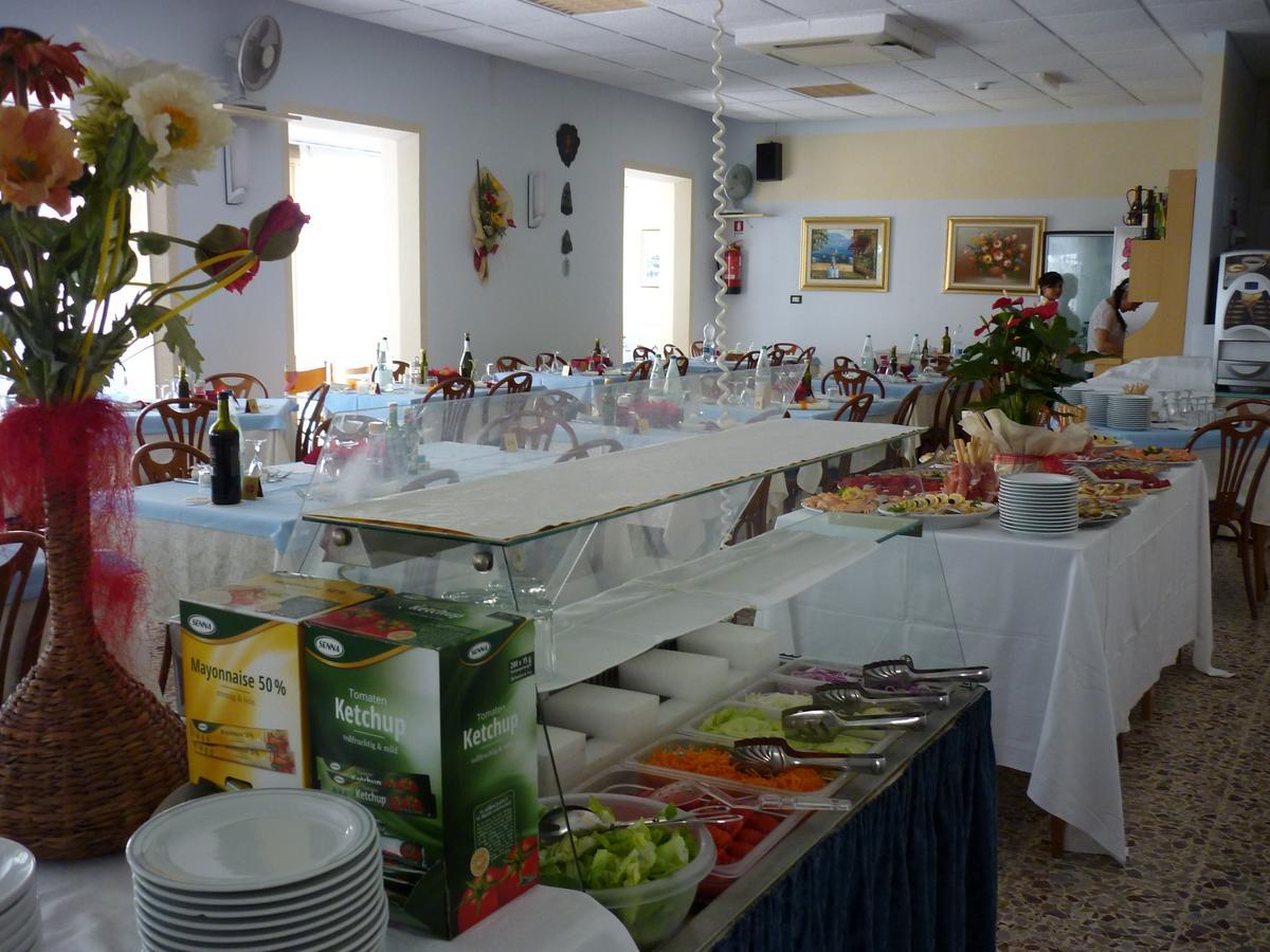 Hotel Latini Rimini Buitenkant foto