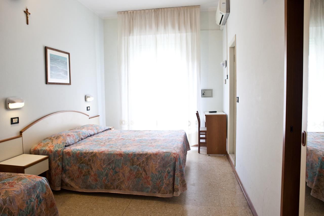 Hotel Latini Rimini Buitenkant foto