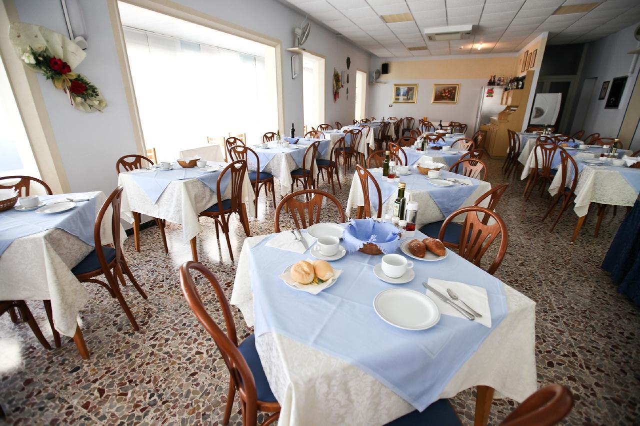 Hotel Latini Rimini Buitenkant foto