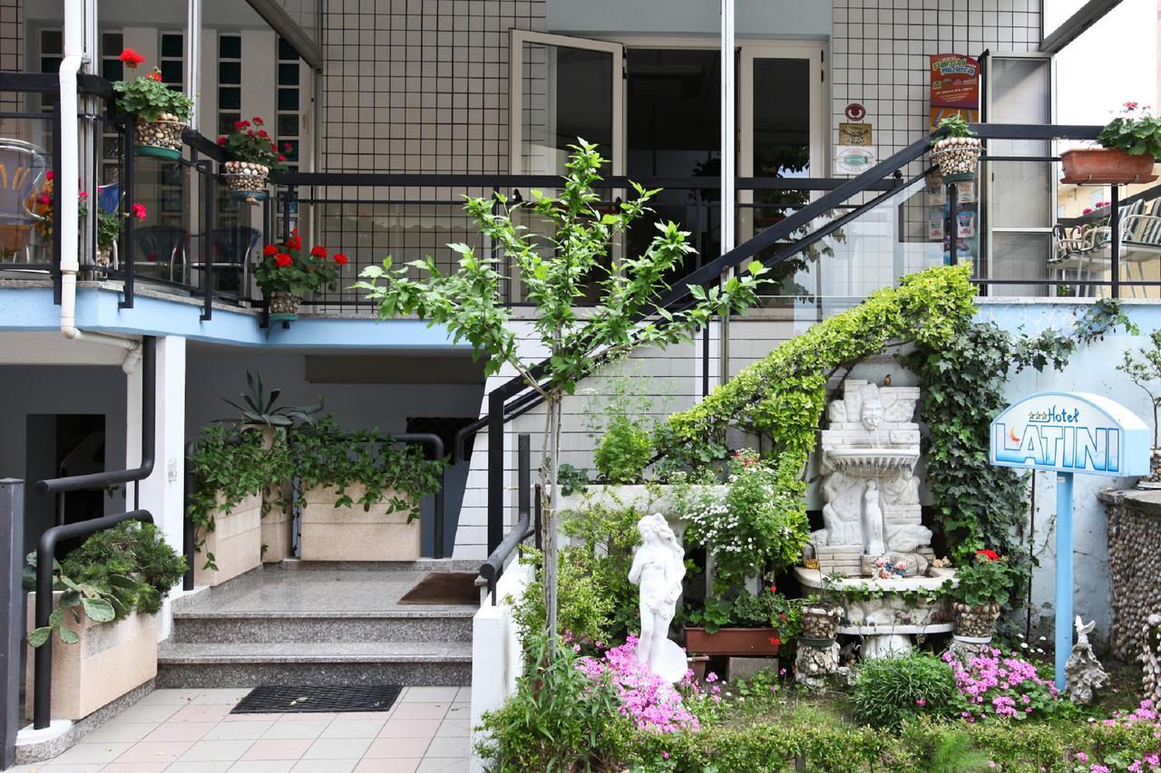 Hotel Latini Rimini Buitenkant foto