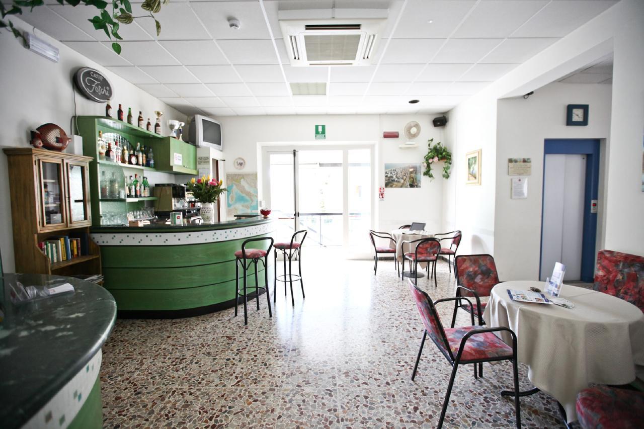 Hotel Latini Rimini Buitenkant foto