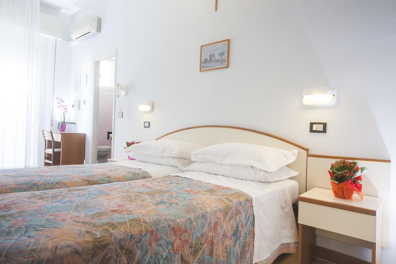 Hotel Latini Rimini Buitenkant foto