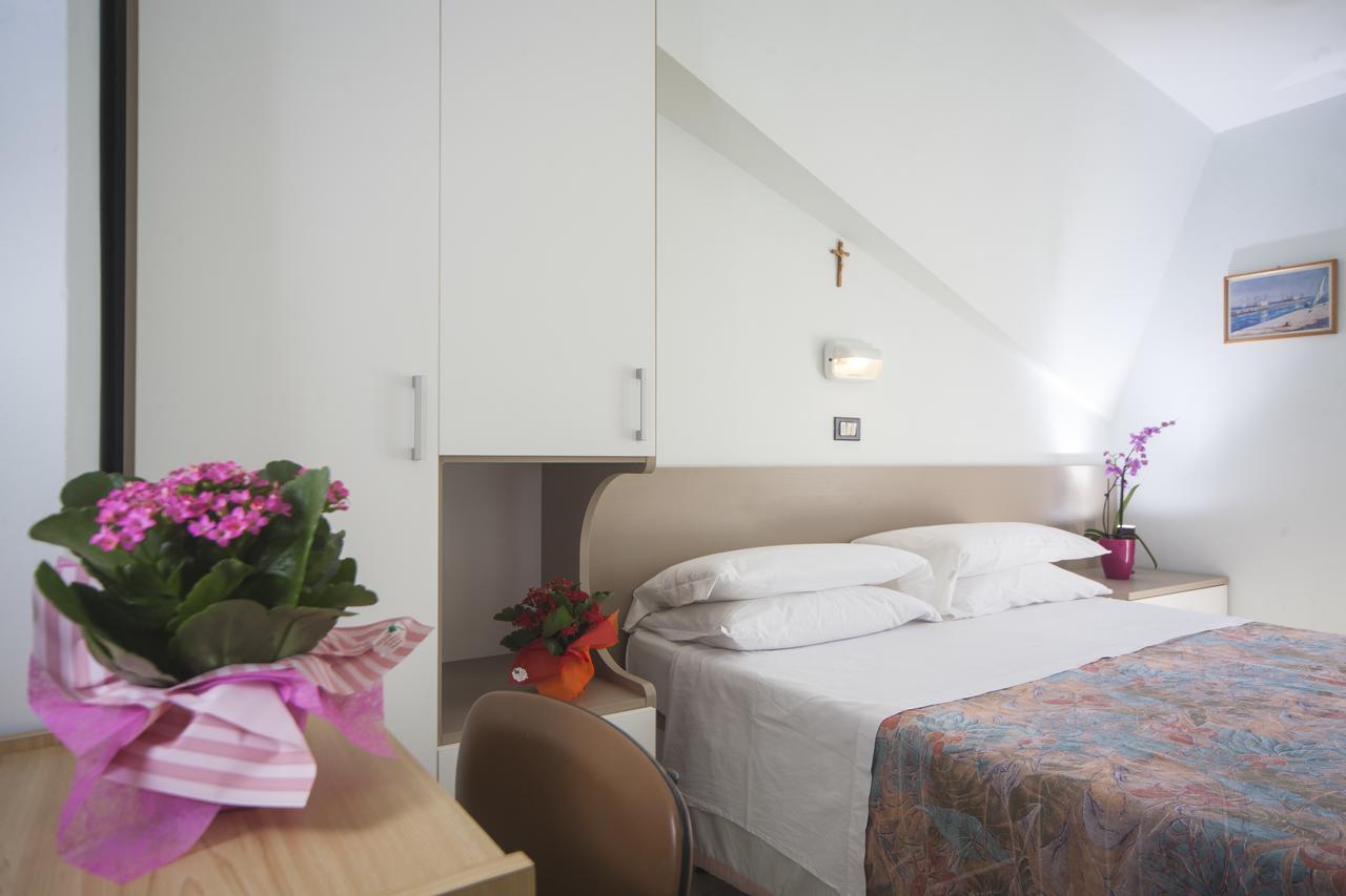 Hotel Latini Rimini Buitenkant foto