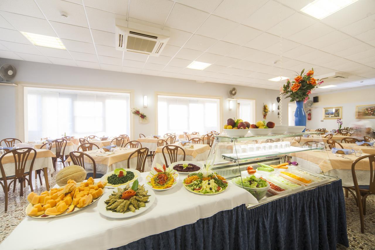 Hotel Latini Rimini Buitenkant foto