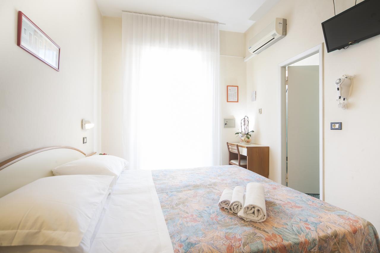 Hotel Latini Rimini Buitenkant foto