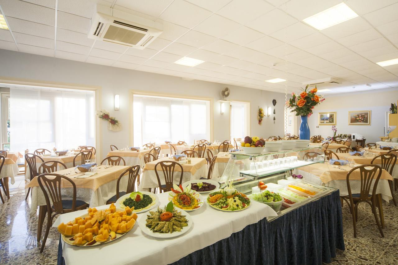 Hotel Latini Rimini Buitenkant foto