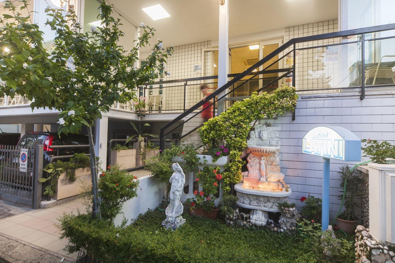 Hotel Latini Rimini Buitenkant foto